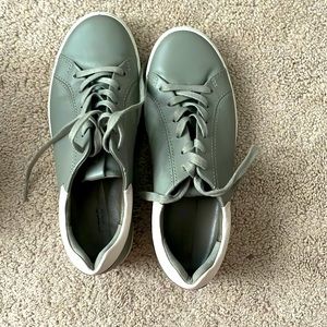 Size 8-8.5 ECCO Shoes. Color: Gray-green